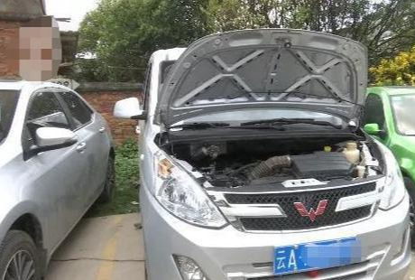 买来的二手车发现是拼装车,男子找经销商理论,负责人 就是买来屎你也得吃掉